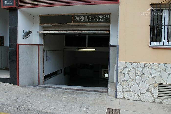 Grand Parking Souterrain avec Cave avec Accès Facile près du Port de Rosas