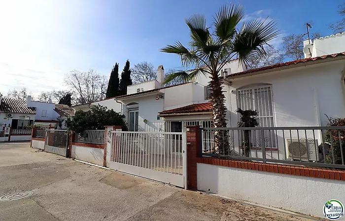Casa en Montseny con tres dormitorios y vistas despejadas a un parque