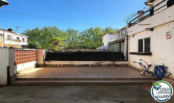 El teu proper projecte a Empuriabrava: casa amb jardí i molt de potencial