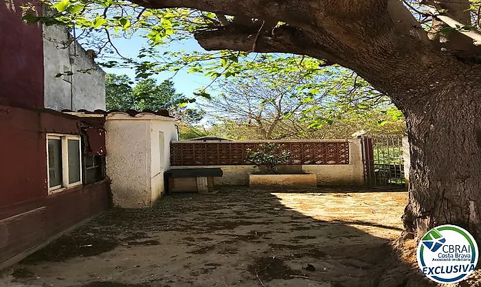 El teu proper projecte a Empuriabrava: casa amb jardí i molt de potencial