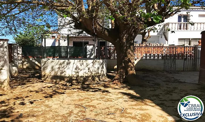 El teu proper projecte a Empuriabrava: casa amb jardí i molt de potencial