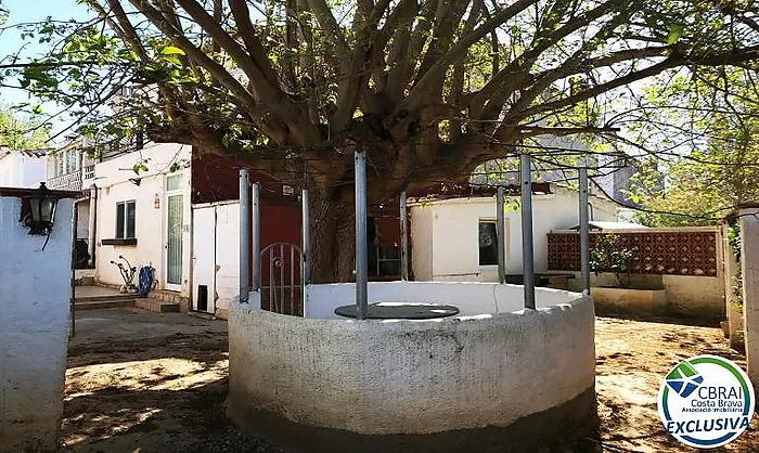 El teu proper projecte a Empuriabrava: casa amb jardí i molt de potencial
