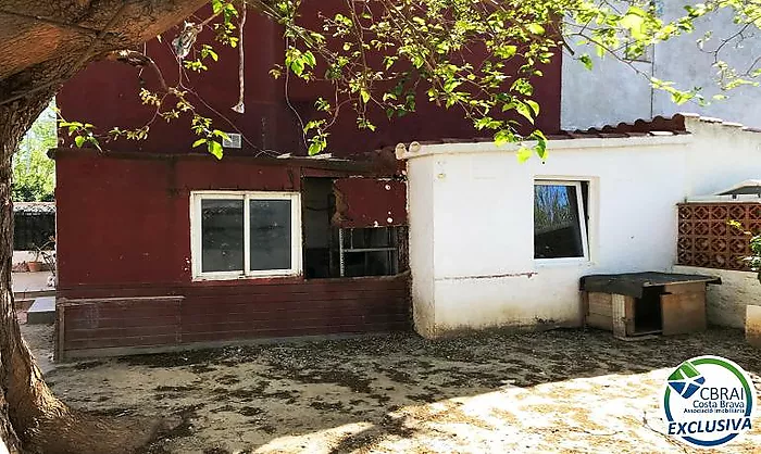 El teu proper projecte a Empuriabrava: casa amb jardí i molt de potencial