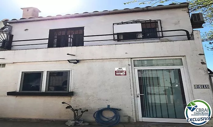 El teu proper projecte a Empuriabrava: casa amb jardí i molt de potencial