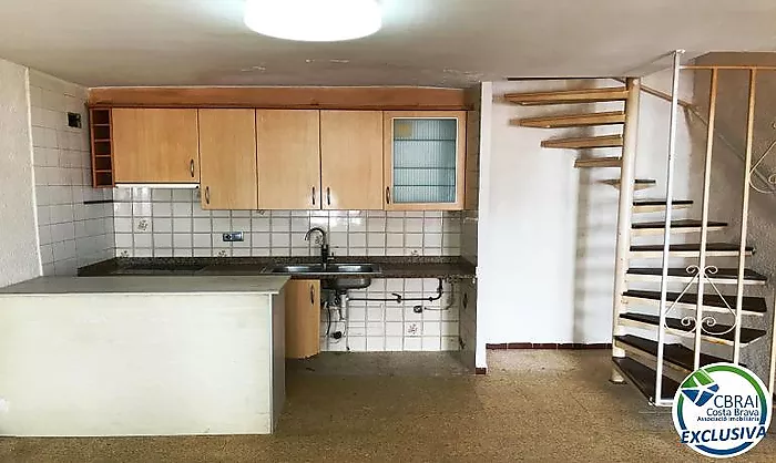 El teu proper projecte a Empuriabrava: casa amb jardí i molt de potencial