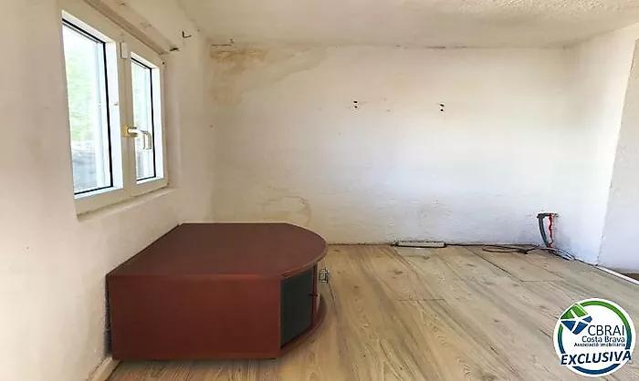 El teu proper projecte a Empuriabrava: casa amb jardí i molt de potencial