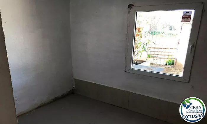 El teu proper projecte a Empuriabrava: casa amb jardí i molt de potencial