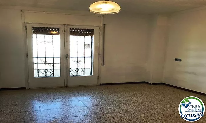 El teu proper projecte a Empuriabrava: casa amb jardí i molt de potencial
