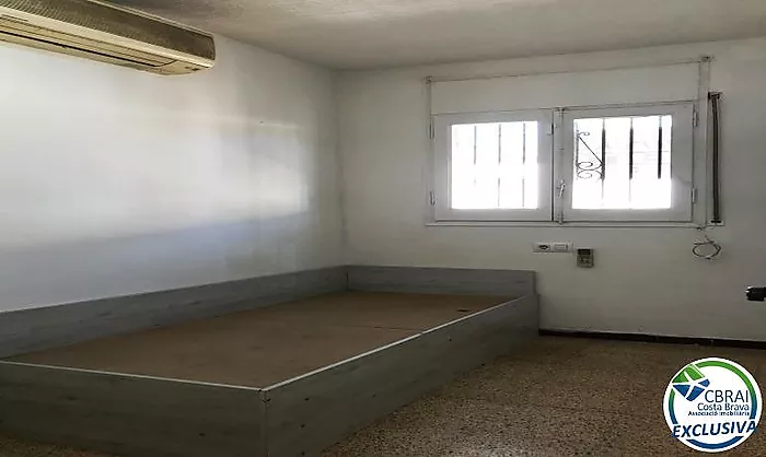 El teu proper projecte a Empuriabrava: casa amb jardí i molt de potencial