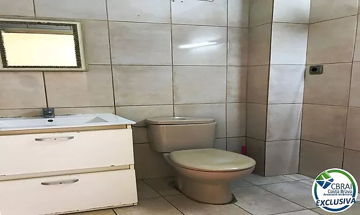 El teu proper projecte a Empuriabrava: casa amb jardí i molt de potencial