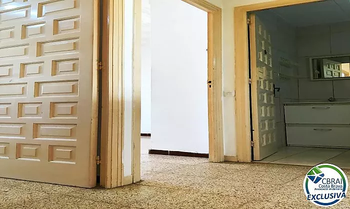 El teu proper projecte a Empuriabrava: casa amb jardí i molt de potencial