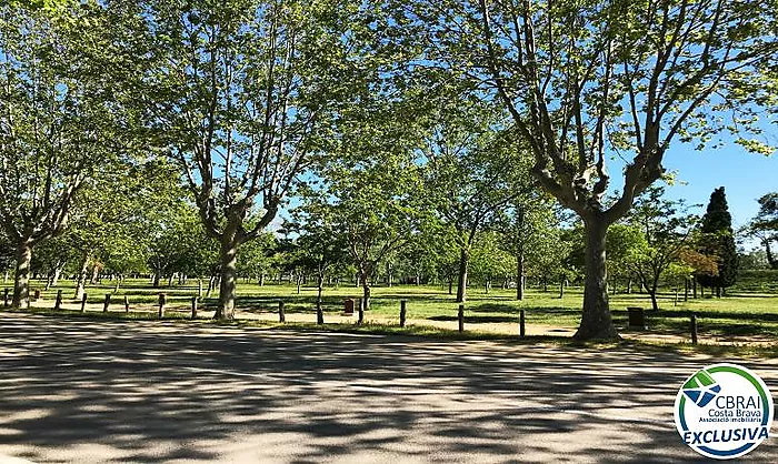 El teu proper projecte a Empuriabrava: casa amb jardí i molt de potencial