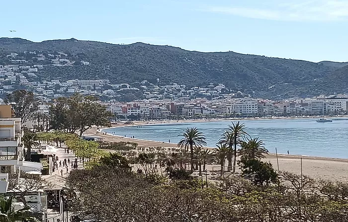 BONITO PISO EN SALATAR ROSES CON VISTA MAR y licencia turistica