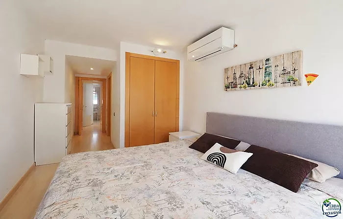 Penthouse duplex with large terrace in central Roses