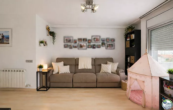 Penthouse duplex with large terrace in central Roses