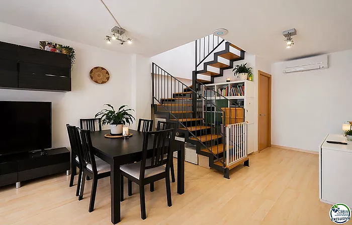 Penthouse duplex with large terrace in central Roses