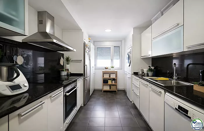Penthouse duplex with large terrace in central Roses