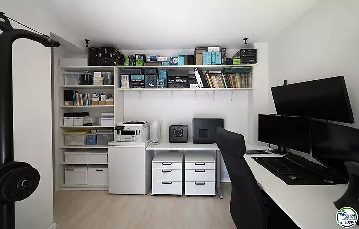 Penthouse duplex with large terrace in central Roses