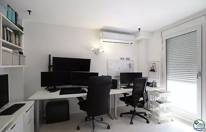 Penthouse duplex with large terrace in central Roses