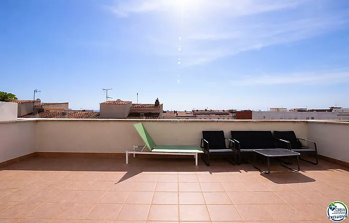 Penthouse duplex with large terrace in central Roses