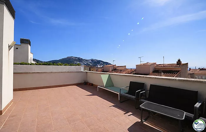 Penthouse duplex with large terrace in central Roses