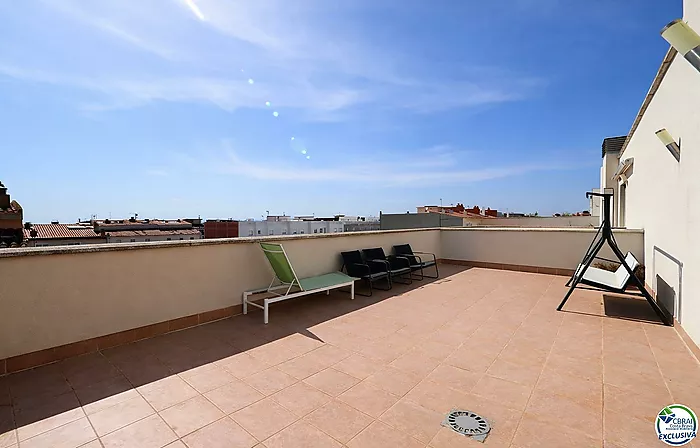 Penthouse duplex with large terrace in central Roses