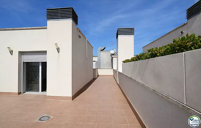 Penthouse duplex with large terrace in central Roses