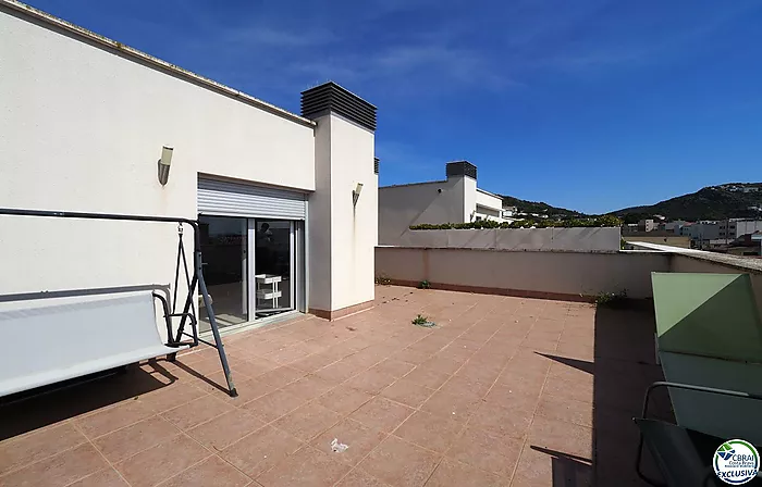 Penthouse duplex with large terrace in central Roses