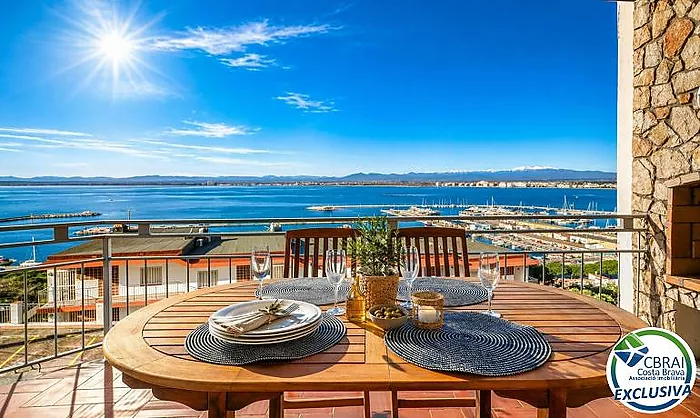 Habitatge exclusiu amb vistes panoràmiques al mar i al port de Roses