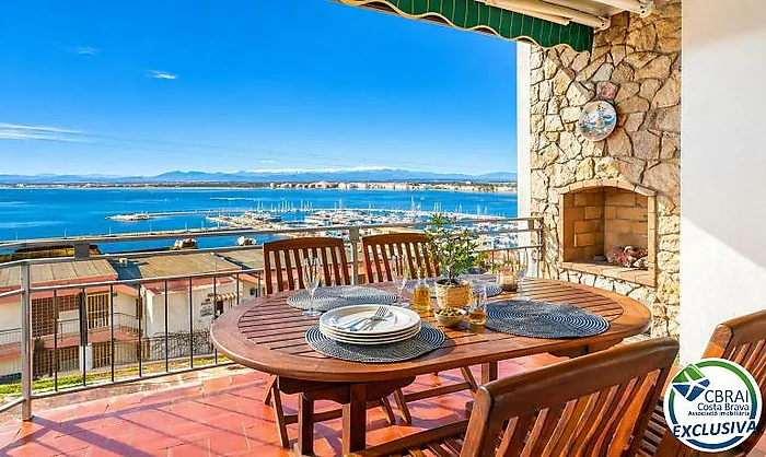 Habitatge exclusiu amb vistes panoràmiques al mar i al port de Roses