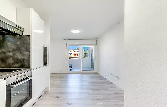 GROUND FLOOR APARTMENT IN EMPURIABRAVA WITH CANAL VIEWS