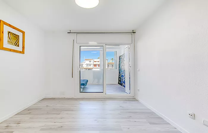 GROUND FLOOR APARTMENT IN EMPURIABRAVA WITH CANAL VIEWS
