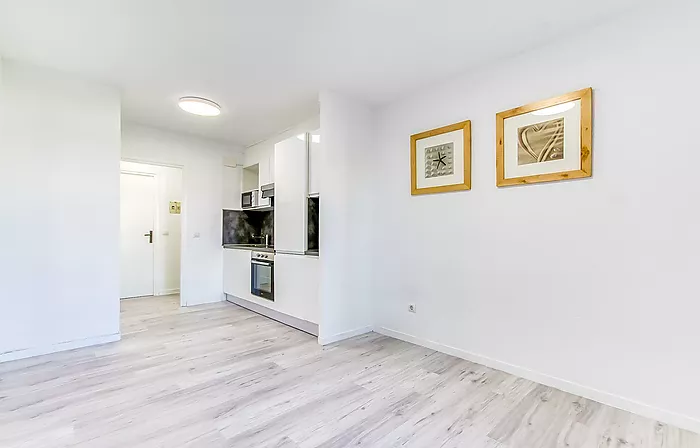 GROUND FLOOR APARTMENT IN EMPURIABRAVA WITH CANAL VIEWS