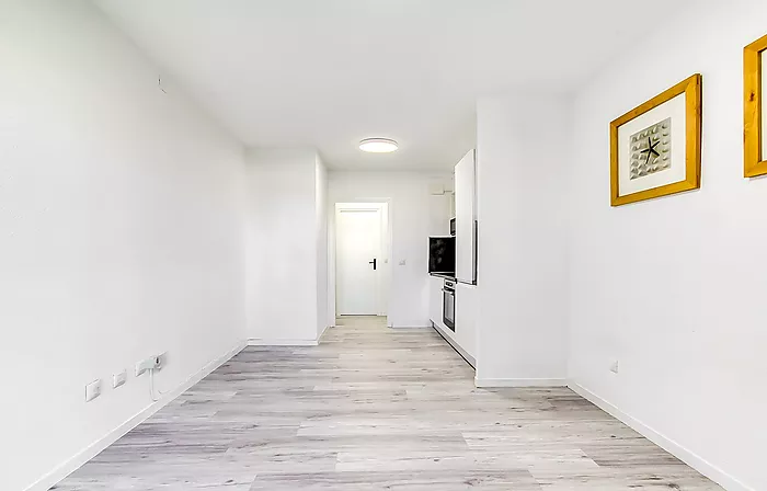GROUND FLOOR APARTMENT IN EMPURIABRAVA WITH CANAL VIEWS