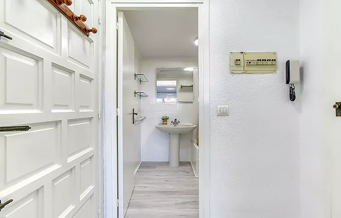 GROUND FLOOR APARTMENT IN EMPURIABRAVA WITH CANAL VIEWS