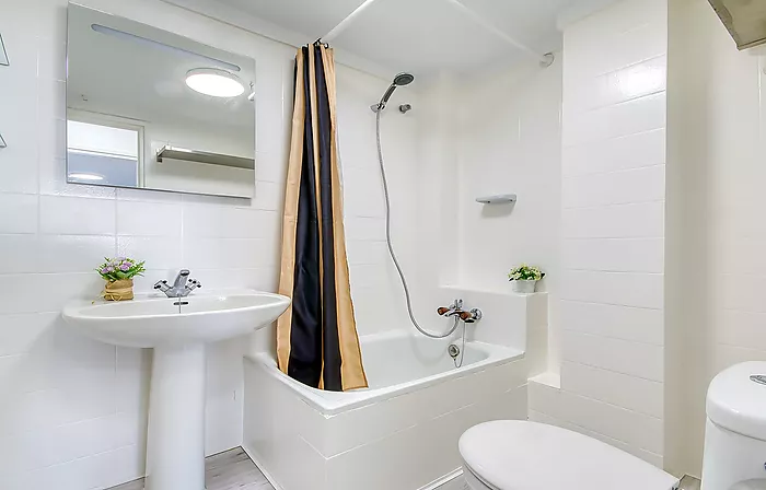 GROUND FLOOR APARTMENT IN EMPURIABRAVA WITH CANAL VIEWS