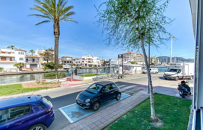GROUND FLOOR APARTMENT IN EMPURIABRAVA WITH CANAL VIEWS