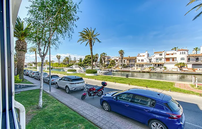 GROUND FLOOR APARTMENT IN EMPURIABRAVA WITH CANAL VIEWS