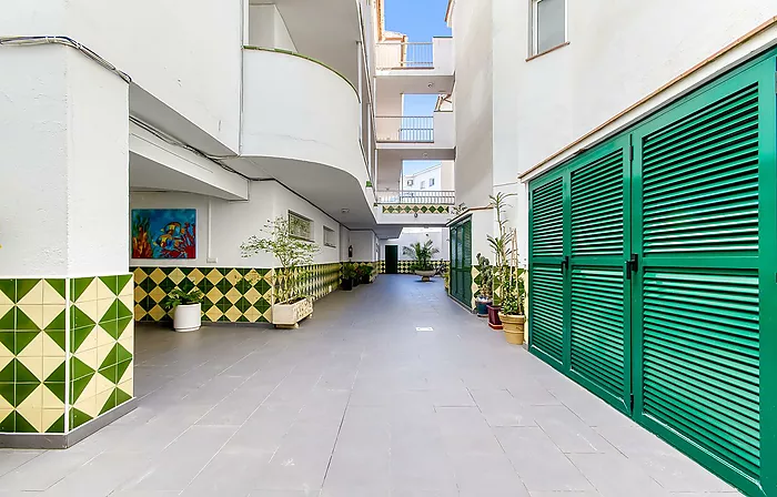 GROUND FLOOR APARTMENT IN EMPURIABRAVA WITH CANAL VIEWS
