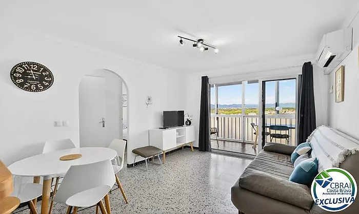 SÍLVIA  Cozy 2-bedroom apartment 50 m from the beach with tourist rental license