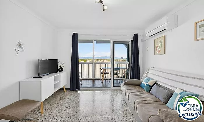 SÍLVIA  Cozy 2-bedroom apartment 50 m from the beach with tourist rental license