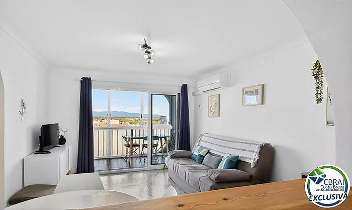 SÍLVIA  Cozy 2-bedroom apartment 50 m from the beach with tourist rental license