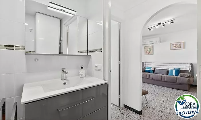 SÍLVIA  Cozy 2-bedroom apartment 50 m from the beach with tourist rental license