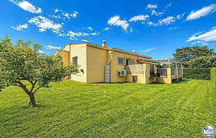 Charming house with 4 winds with a large plot and views of the Montgrí in Torre Gran (L’Estartit)