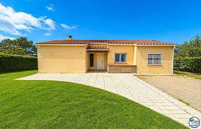 Charming house with 4 winds with a large plot and views of the Montgrí in Torre Gran (L’Estartit)