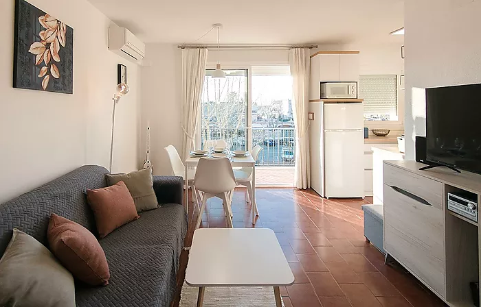 Renovated apartment with 2 bedrooms in the center of Empuriabrava