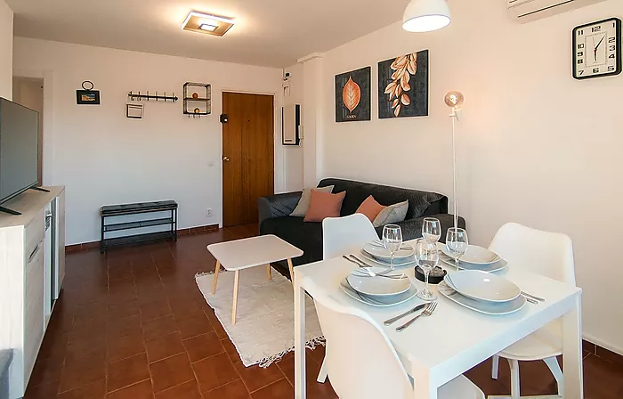 Renovated apartment with 2 bedrooms in the center of Empuriabrava