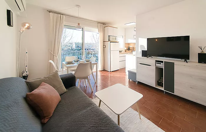 Renovated apartment with 2 bedrooms in the center of Empuriabrava