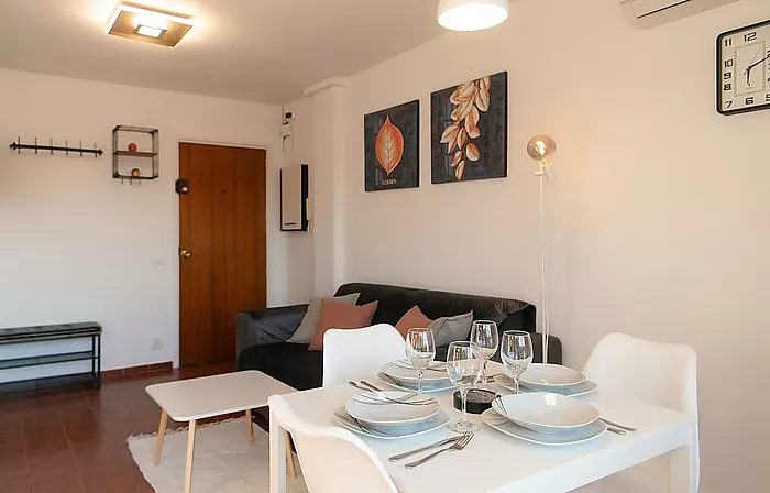 Renovated apartment with 2 bedrooms in the center of Empuriabrava