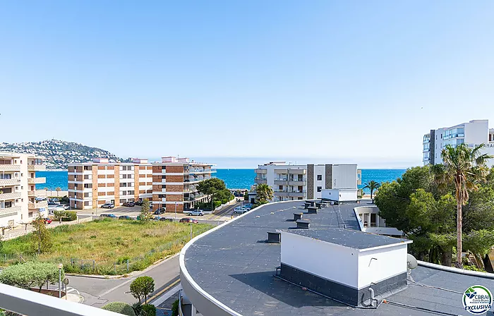 Apartment in perfect condition with one bedroom and sea views.